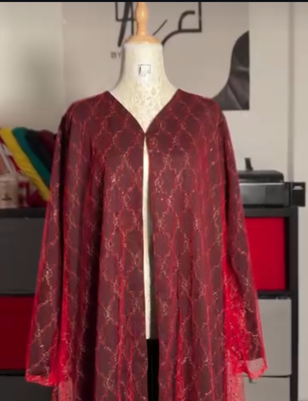 عباية خمرية دانتيل بتطريز ذهبي